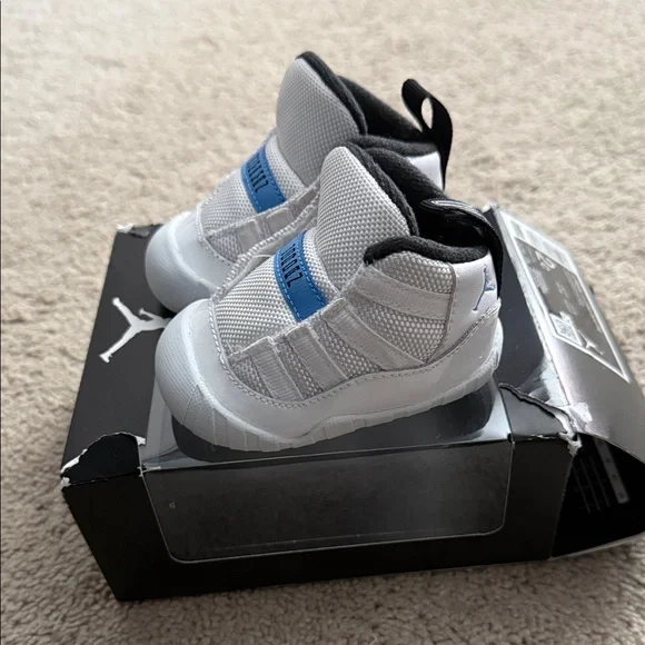 Jordan Kids' Sneakers - White and Blue - Picture 1 of 4